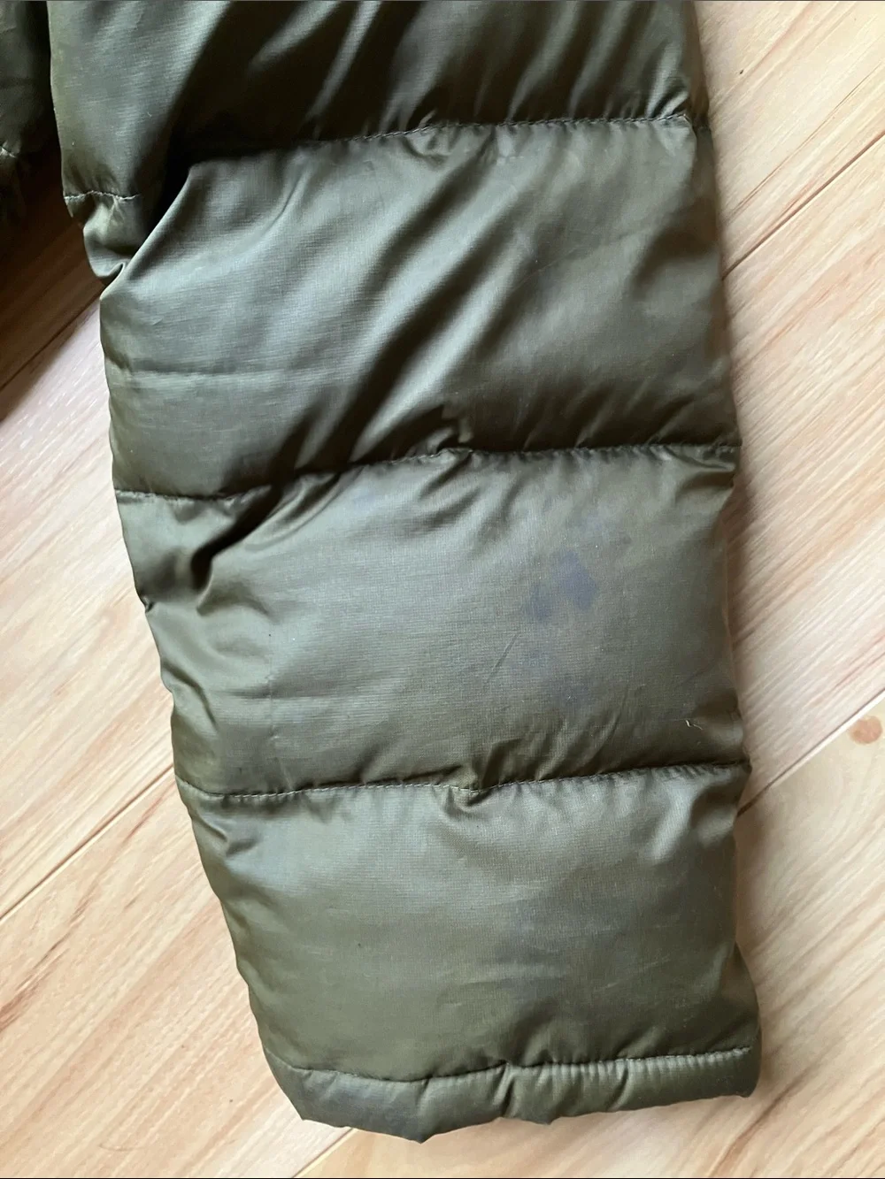 Flawed- Patagonia Hooded Down Coat Medium 10